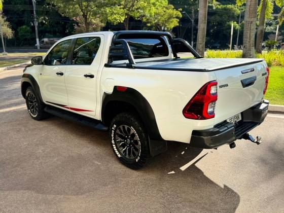 TOYOTA HILUX 2.8 D-4D TURBO DIESEL CD GR-S 4X4 AUTOMÁTICO